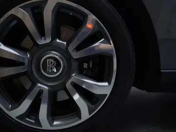 ROLLS ROYCE Cullinan   TV   4-Seats   NightV   22Z   Fridge