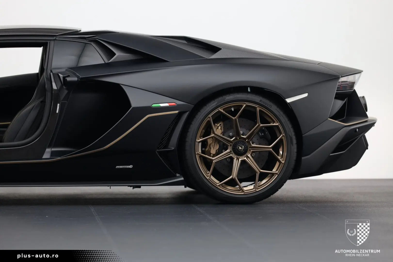 LAMBORGHINI Aventador Ultimae Roadster 1 of 250 FullCarbon