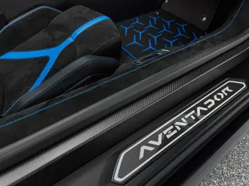 LAMBORGHINI Aventador SVJ Roadster