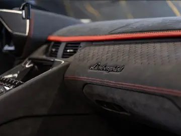 LAMBORGHINI ULTIMAE ROADSTAR   Lifting