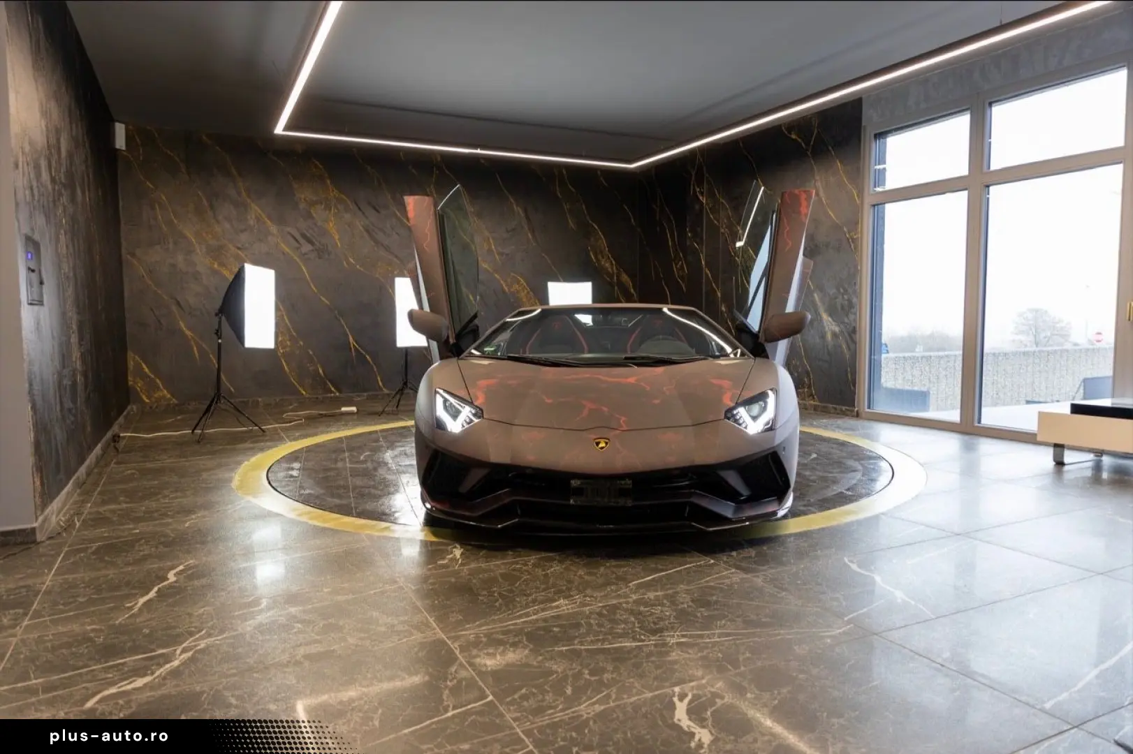 LAMBORGHINI ULTIMAE ROADSTAR   Lifting