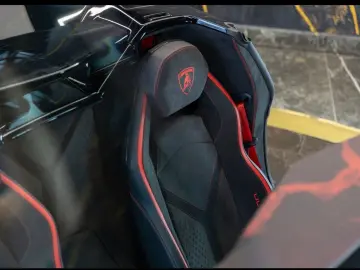 LAMBORGHINI ULTIMAE ROADSTAR   Lifting