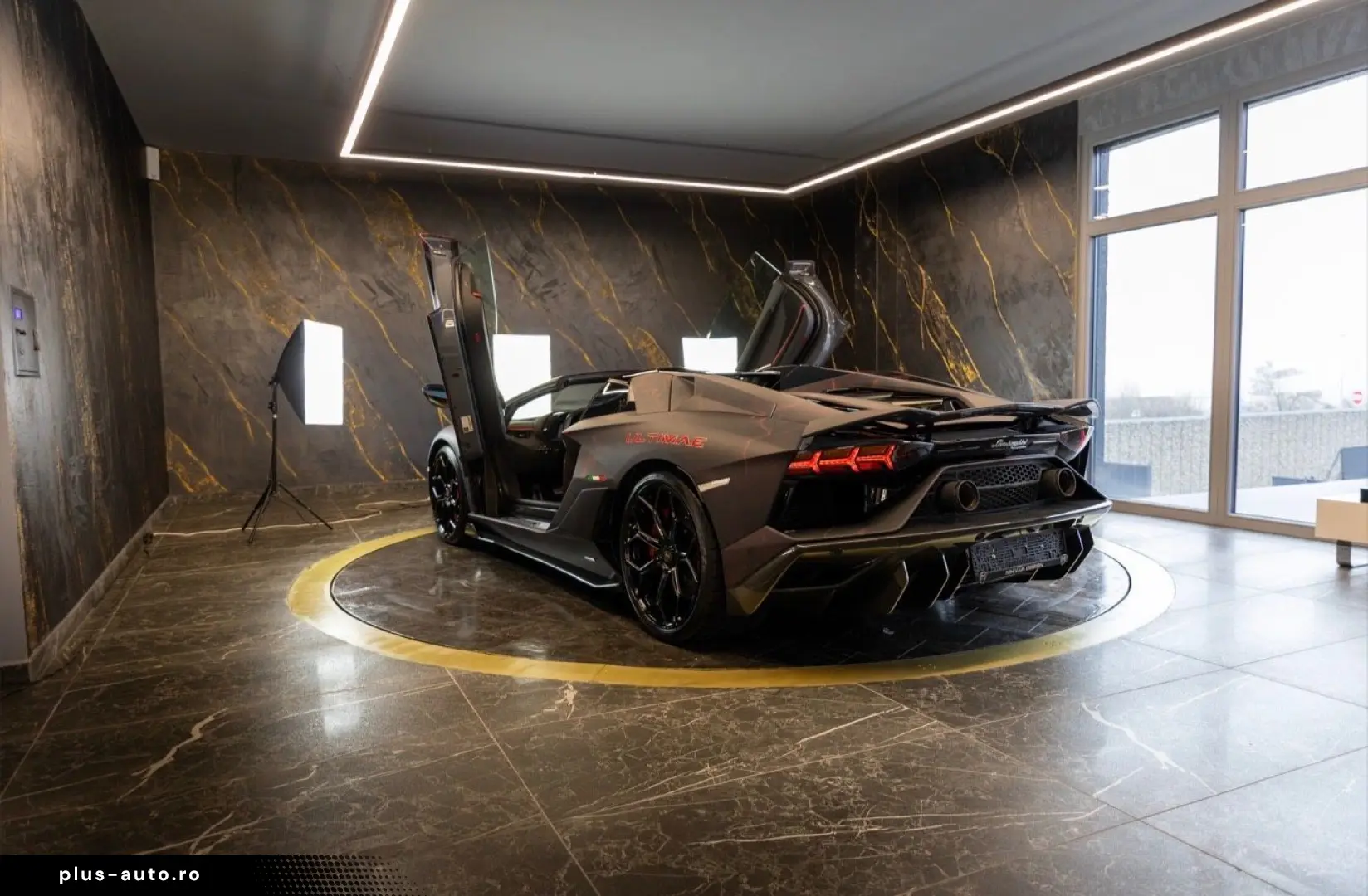 LAMBORGHINI ULTIMAE ROADSTAR   Lifting