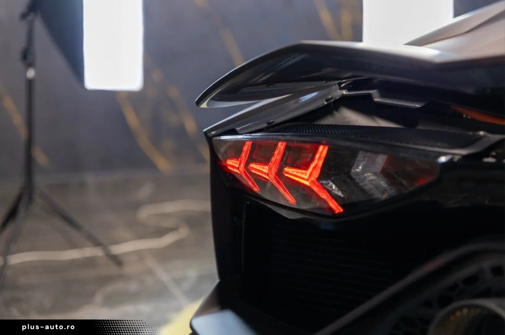 LAMBORGHINI ULTIMAE ROADSTAR   Lifting