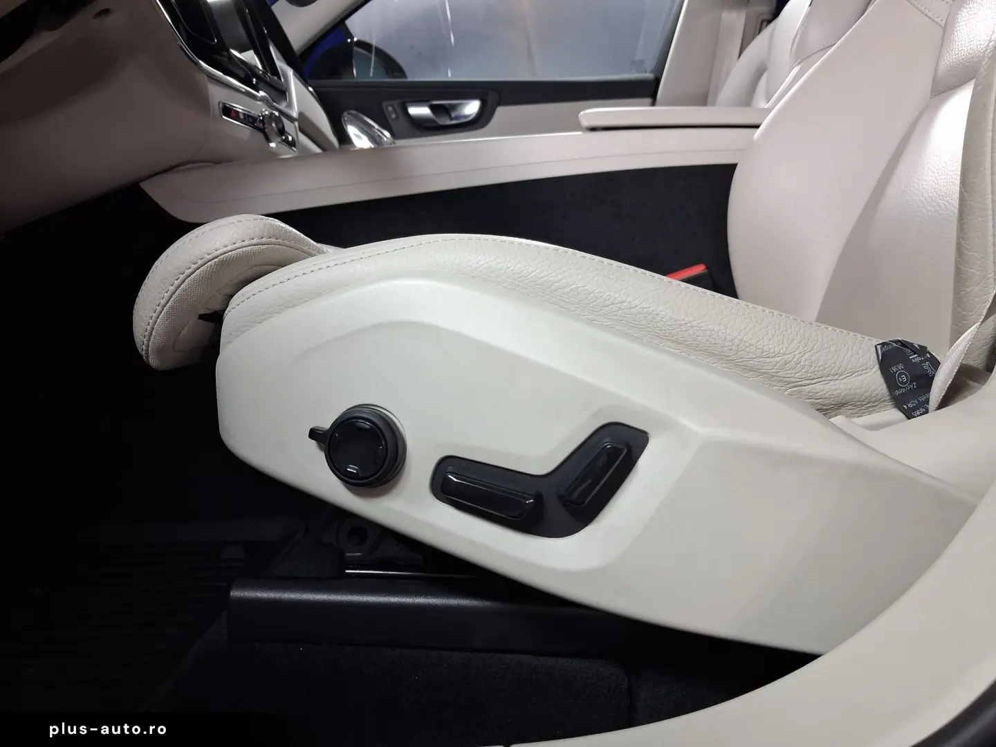 VOLVO XC60 INSCRIPTION 4WDB4D-HYBRID 197CP 2020