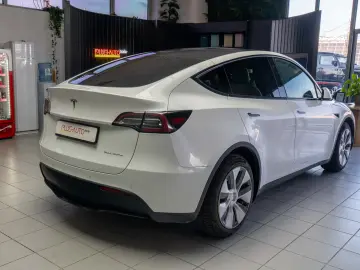 Tesla Model Y  Dual Motor  Long Range