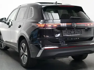 VW Tiguan 2.0TDI Elegance PANO AHK 360 HUD MASSAGE