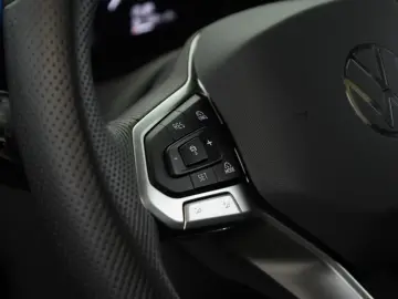 VW Tiguan 2.0 TDI 4M DSG R-Line Pan HUD HK STHZ 360