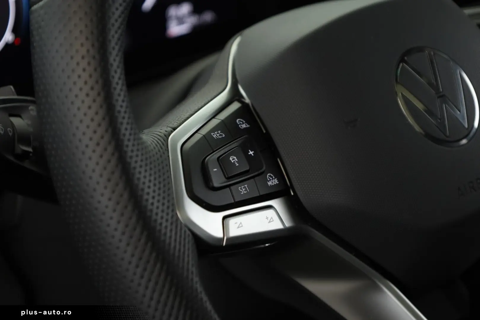 VW Tiguan 2.0 TDI 4M DSG R-Line Pan HUD HK STHZ 360