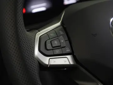 VW Tiguan 2.0 TDI 4M DSG R-Line Pan HUD HK STHZ 360