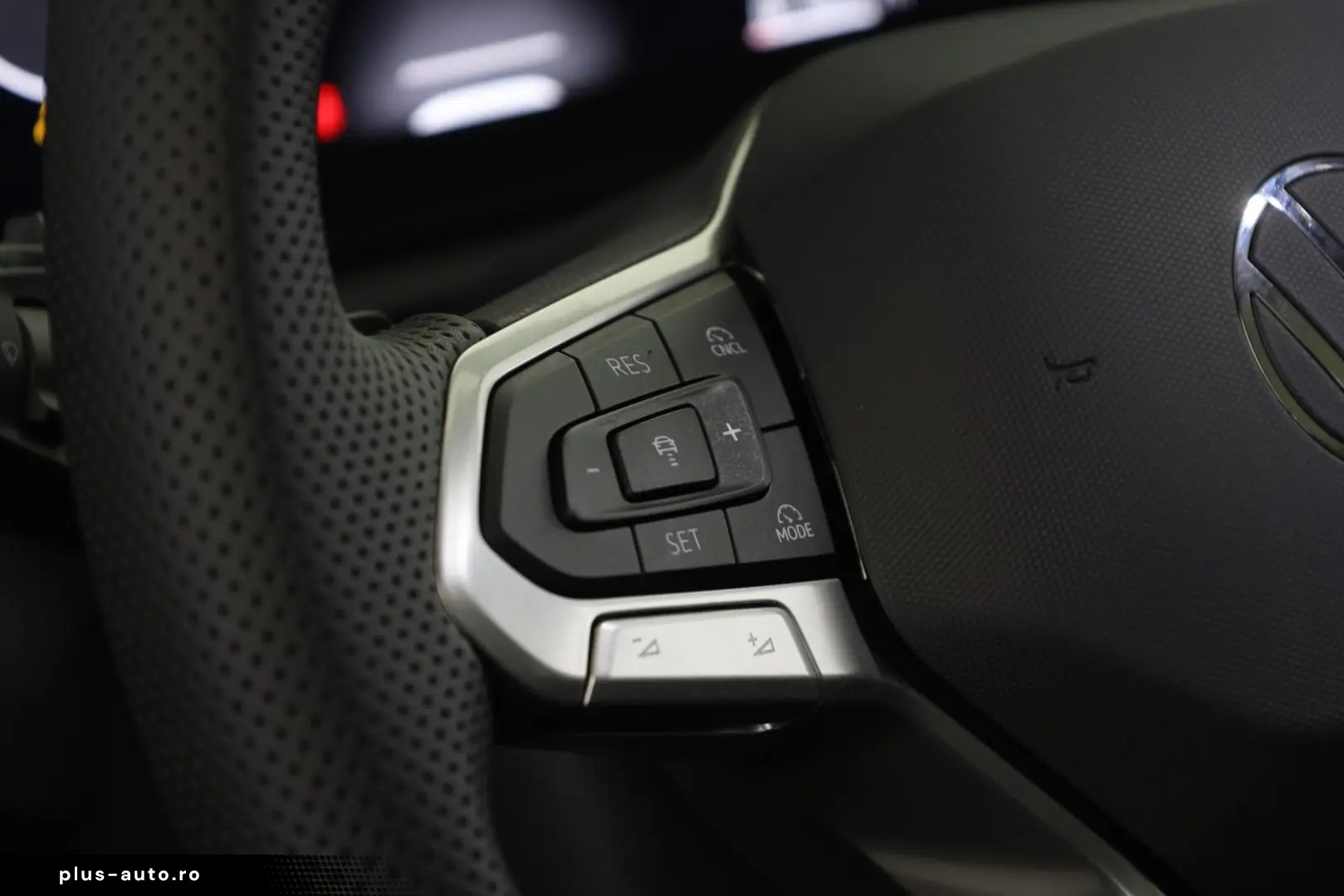 VW Tiguan 2.0 TDI 4M DSG R-Line Pan HUD HK STHZ 360