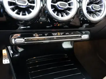 MERCEDES-BENZ CLA 220 d AMG-Sport MLB Pano Burm Distr Totw