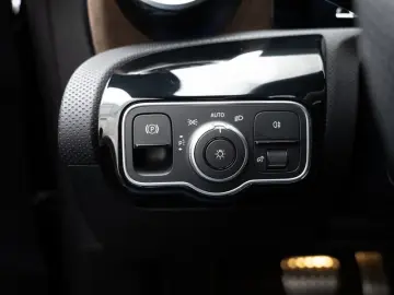 MERCEDES-BENZ CLA 220 d AMG-Sport MLB Pano Burm Distr Totw