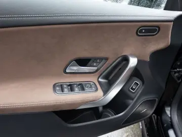 MERCEDES-BENZ CLA 220 d AMG-Sport MLB Pano Burm Distr Totw