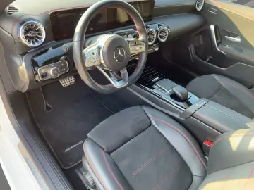 MERCEDES-BENZ CLA 220 d AMG Line LED Pano Sitzhz Carplay