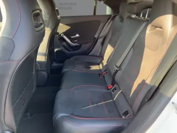 MERCEDES-BENZ CLA 220 d AMG Line LED Pano Sitzhz Carplay