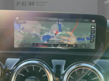 MERCEDES-BENZ CLA 220 d AMG Line LED Pano Sitzhz Carplay