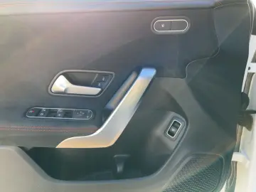 MERCEDES-BENZ CLA 220 d AMG Line LED Pano Sitzhz Carplay