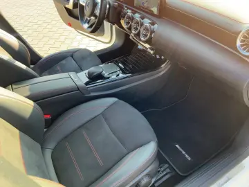 MERCEDES-BENZ CLA 220 d AMG Line LED Pano Sitzhz Carplay