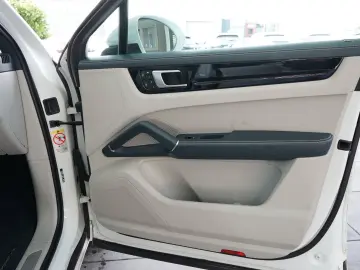 PORSCHE Cayenne Coupe E-Hybrid SportDesign Abgas Matrix