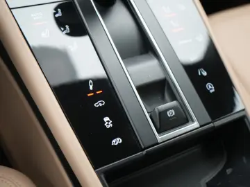 PORSCHE Macan GTS SPORT CHRONO PANO AHK BOSE PDLS  PASM