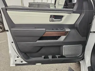 Toyota Crew Max Capestone