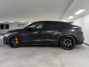 LAMBORGHINI Urus 4.0 V8 SE  NOVITEC AKRAPOVIC