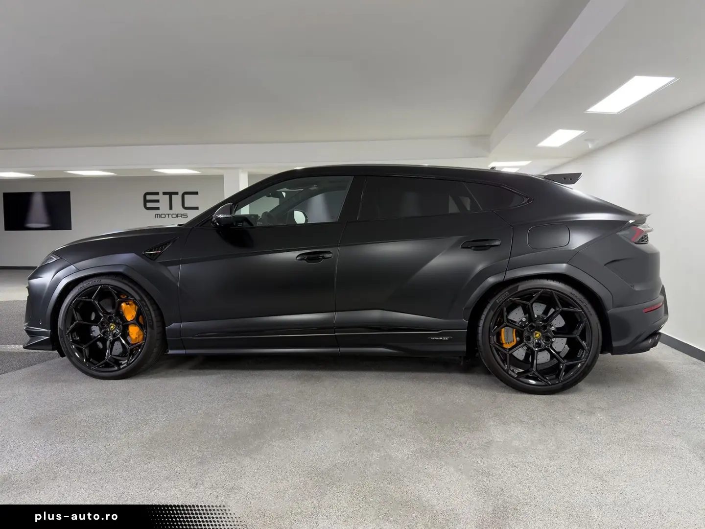 LAMBORGHINI Urus 4.0 V8 SE  NOVITEC AKRAPOVIC
