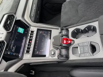 LAMBORGHINI Urus Performante