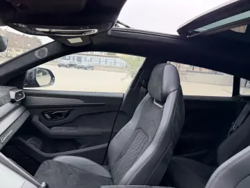 LAMBORGHINI Urus Performante