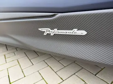 LAMBORGHINI Urus Performante