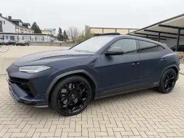 LAMBORGHINI Urus Performante