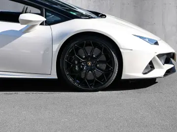 LAMBORGHINI Huracán EVO Spyder Balloon White  Lift  Sensonum