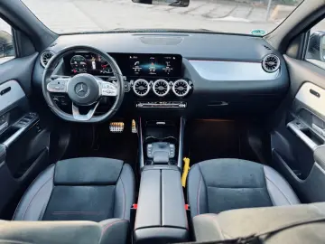 MERCEDES-BENZ GLA 250 4M AMG Line Pano Ambiente JungeSterne