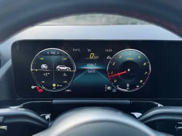 MERCEDES-BENZ GLA 250 4M AMG Line Pano Ambiente JungeSterne