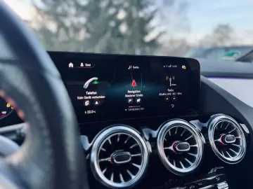 MERCEDES-BENZ GLA 250 4M AMG Line Pano Ambiente JungeSterne