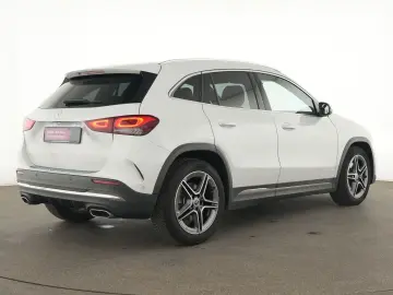 MERCEDES-BENZ GLA 250 AMG Line Pano ACC Kamera LED Navi