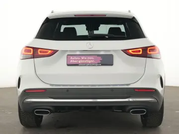 MERCEDES-BENZ GLA 250 AMG Line Pano ACC Kamera LED Navi