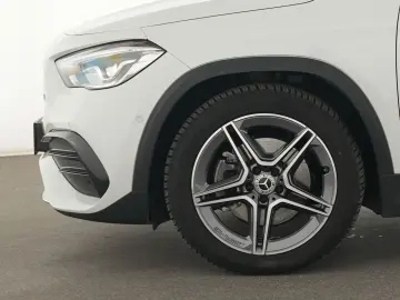 MERCEDES-BENZ GLA 250 AMG Line Pano ACC Kamera LED Navi