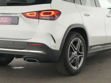 MERCEDES-BENZ GLA 250 AMG Line Pano ACC Kamera LED Navi
