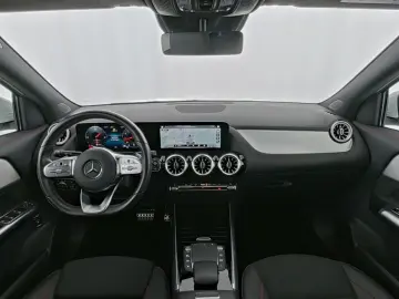 MERCEDES-BENZ GLA 250 AMG Line Pano ACC Kamera LED Navi