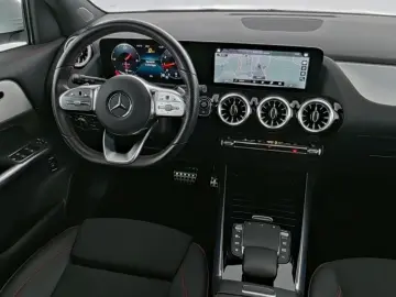 MERCEDES-BENZ GLA 250 AMG Line Pano ACC Kamera LED Navi