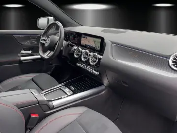MERCEDES-BENZ GLA250 4M AMG Premi MLED Standhz Hifi KeyGo