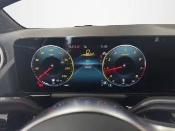 MERCEDES-BENZ GLA 250 4M AMG AHK SHZ LED KAMERA PANO NAVI