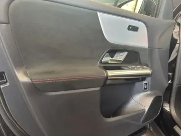 MERCEDES-BENZ GLA 250 4M AMG AHK SHZ LED KAMERA PANO NAVI