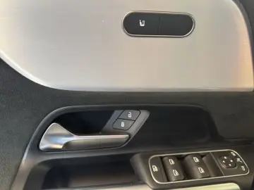 MERCEDES-BENZ GLA 250 4M AMG AHK SHZ LED KAMERA PANO NAVI