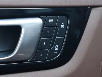 PORSCHE Cayenne Turbo  NACHTSICHT BURMESTER KERAMIK PDCC