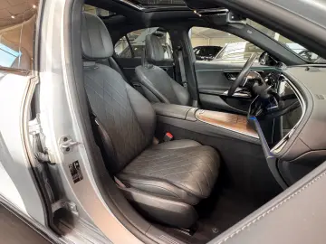 MERCEDES-BENZ E400e 4M AMG Line Premium Plus  Hyper 3D Pano