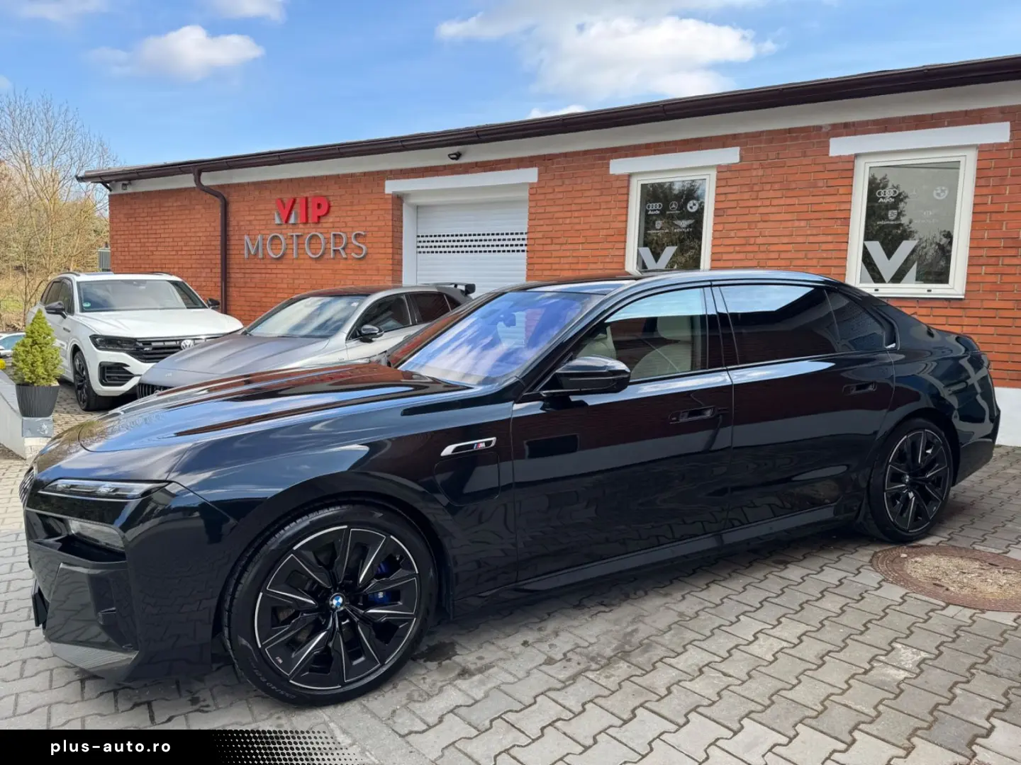 BMW M760 -XD-M-PAK-SKY-B&W