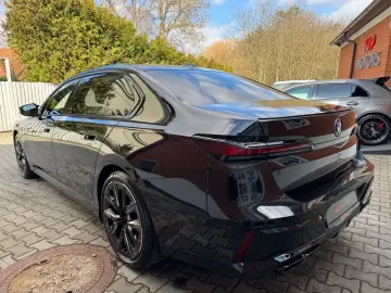 BMW M760 -XD-M-PAK-SKY-B&W